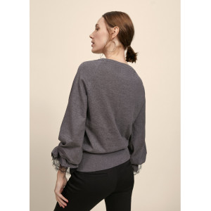 Jersey con detalles en puntilla negra