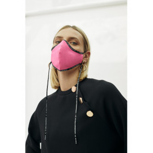 Mascarilla fucsia pespunto logo Lola Casademunt
